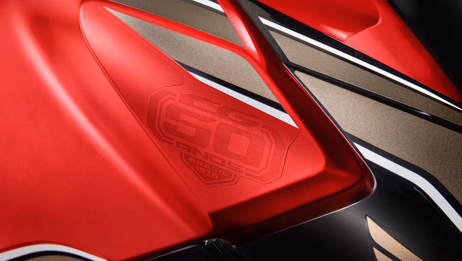 Moto Honda Nova Titan Edição Comemorativa de 50 Anos Visão Close Adesivo da Carenagem Lateral - 19 de 24